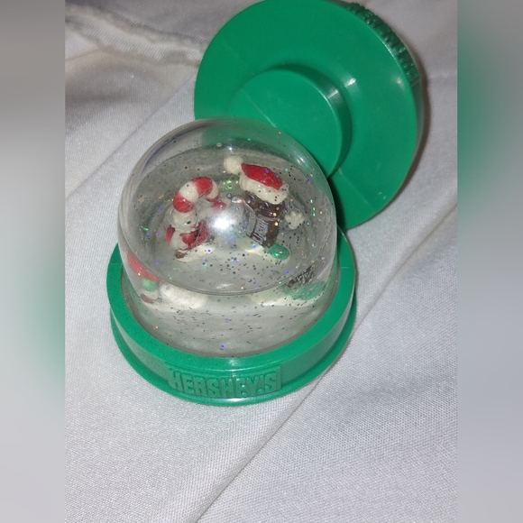 2 Small Christmas Hershey Kisses Snow Globes - Picture 4 of 8